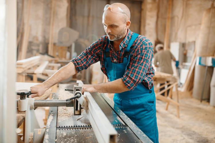 木材工业,木工上加工板对家具厂进行木材加工,生产天然材料的产品木匠